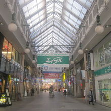 アーケード内の様子。三角屋根になっていますね。