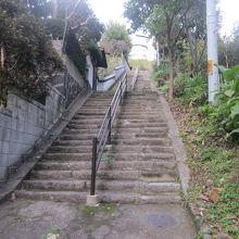 この石段を登らなくてはアクセスできません…。