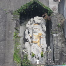 こんな石窟寺院のようにお祀りされていました