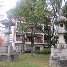 原爆で生き残った一対の聖徳寺石灯籠の様子