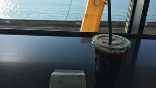 海を眺めながらアイスコーヒー！