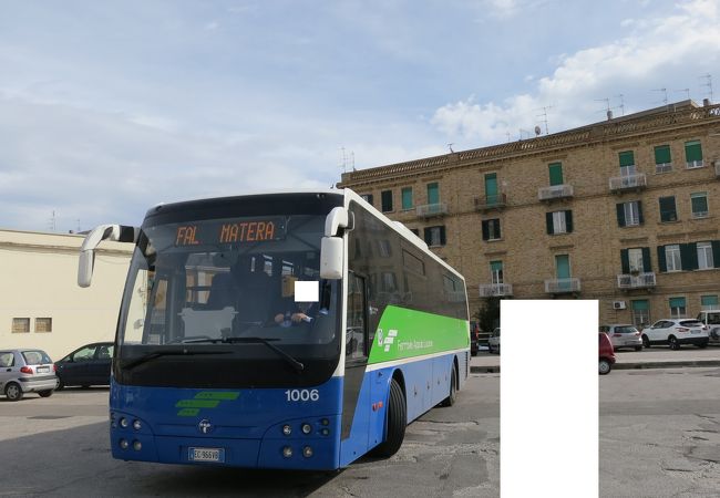 電車は地下ホームに