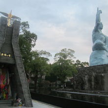 平和祈念像を背景にした折鶴の塔の様子