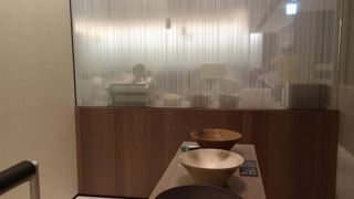 カードラウンジなのに、無料のビールサーバーがありました。