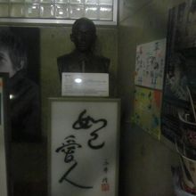 入口にはこんな像も設置されていました