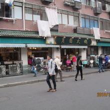 月園火鍋、大きな店。向いも同じ。