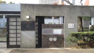 この霊苑は、平和を願う都民の強い決意を表すためのものでもあります。