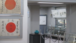 錆びた鉄かぶとが哀れを誘います。