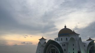 夕日は雨季には難しい。