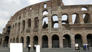 地下鉄のコロッセオ駅を出るとすぐ