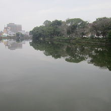 広々とした外堀の様子