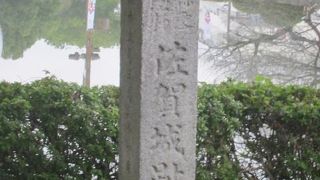 お堀の美しさを感じる城跡です