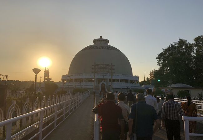 ヒンドゥー教から仏教に改宗する広場