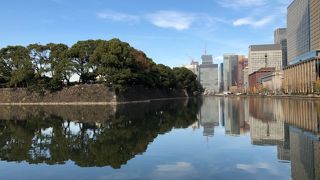 高層ビルとお堀のコントラストが面白い