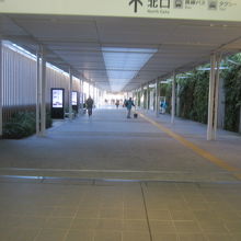 在来線改札からはこの長い通路を歩かなければなりません