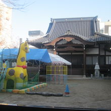 幼稚園の遊具越しに本堂を眺めました