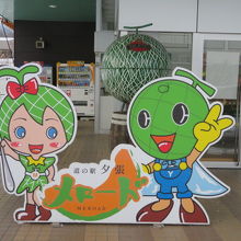 入口にメロンのパネルがあります