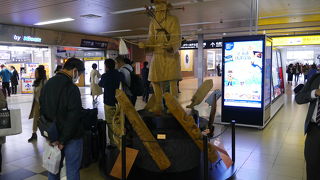 力強いアイヌの像