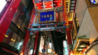 狭い通りの門ですが、華やか！