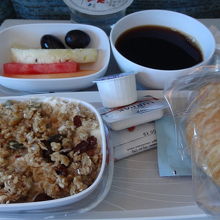 朝食、グラノーラとクロワッサン