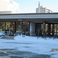 煙突のある開拓使館の南側の広場に面してあります