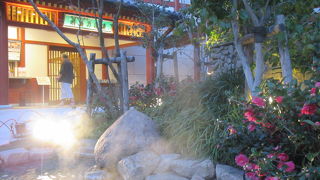 道後温泉本館に比べ、新しく清新な感じ