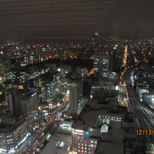 手前が札幌駅で、中央に「駅近ホテル」が見えます