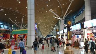 広くてきれいな空港