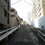 路面は継ぎ接ぎだらけでした。