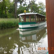 運河を行くボート