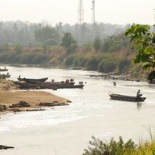 対岸はミャンマー。市場から少しさかのぼれば、こんなに近い。
