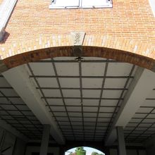 正面は東置繭所、見上げれば”明治五年”の文字