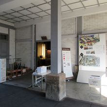 さて右手を入ると…