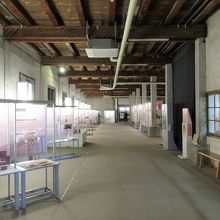 資料や映像などで富岡製糸場の歴史が学べます