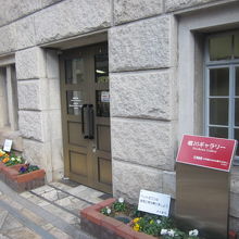 堀川ギャラリーとしての入口は堀川沿いの地下１階にあります