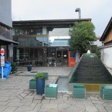 黒壁ガラス館前