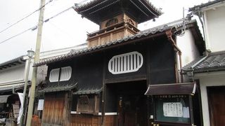 黒壁に虫籠窓、太鼓櫓が目立つ北国街道沿いのお寺