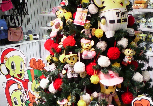 トラッキーなどが飾られた派手なクリスマスツリーがありました