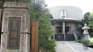 本堂の形が変わっています。一見の価値があります。