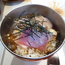 魚を乗せお茶漬け