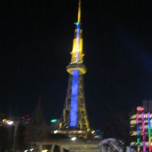青く輝く夜のテレビ塔の様子