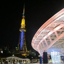 宇宙船みたいなオアシスを入れて、近未来的なアングルで。