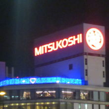 名古屋三越栄店屋上の慎ましい風情の電飾の様子