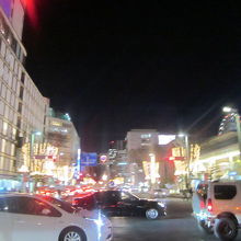 特に夜の栄は、車が多くて大変です…。