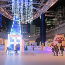 イルミネーションと氷でないスケートリンクの様子