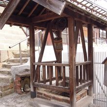 見かけは普通の井戸だが