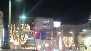 大通だけに、車や人波に遮られるストレスも結構多いイルミネーションです