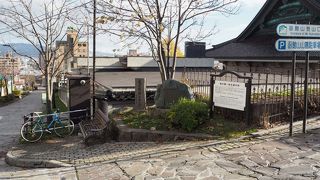 ひっそりとしてます。