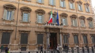 黒塗りの高級車や・・・