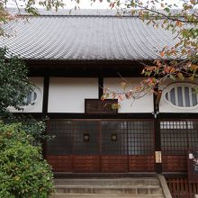 斜面にある小ぶりな仏殿